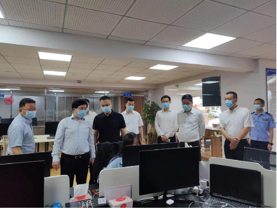 攀宇科技|省公安厅党委委员、副厅长、一级巡视员郑雷声莅临我司视察指导工作(图6) 攀宇科技|省公安厅党委委员、副厅长、一级巡视员郑雷声莅临我司视察指导工作(图6)