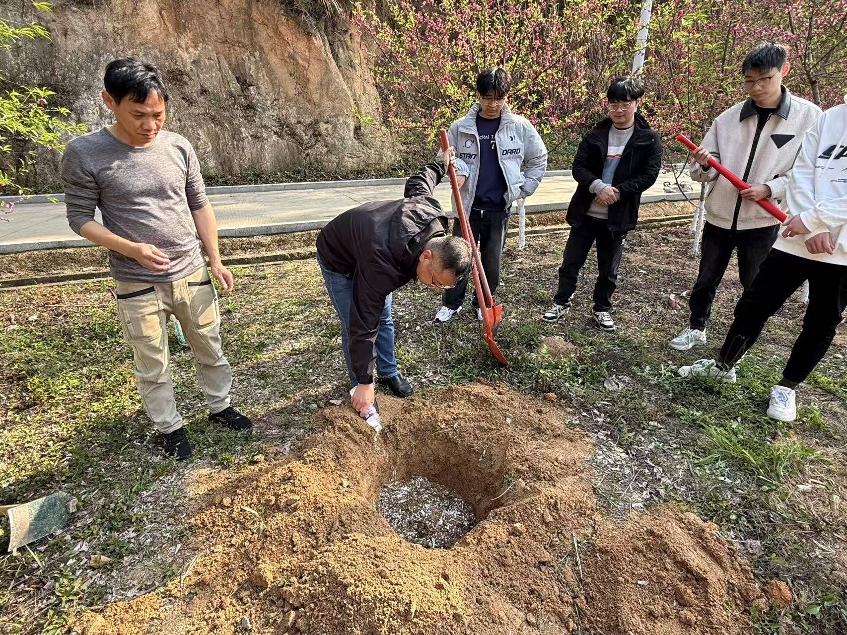 攀宇科技｜2026年“绿意绵延·同心同行”为主题的植树节护绿行动温情启幕(图24)