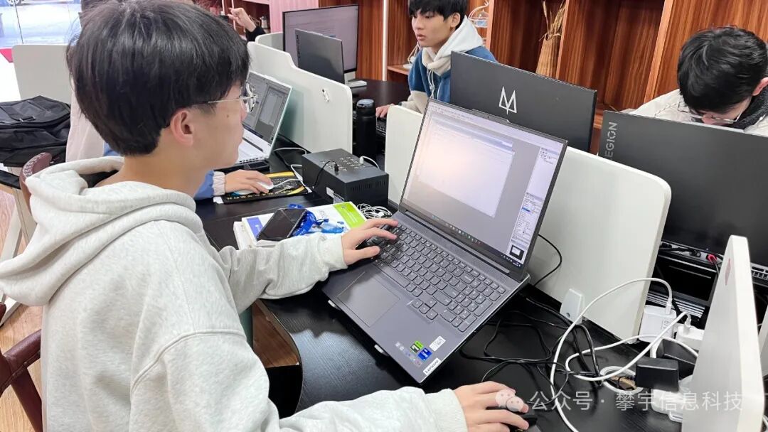 攀宇&宇拓|云霄县教育局黄晓新副局长一行莅临我司参观交流(图7) 攀宇&宇拓|云霄县教育局黄晓新副局长一行莅临我司参观交流(图7)