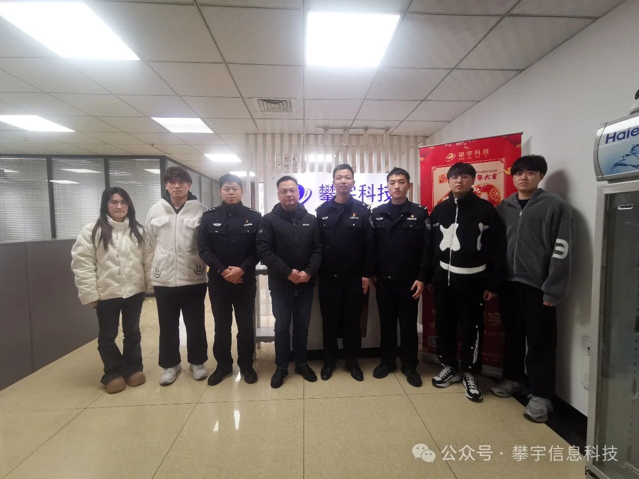 警企联动|我司联合福州⾼新区公安分局⽹安⼤队开展“打击整治⽹络谣⾔”宣传活动(图11) 警企联动|我司联合福州⾼新区公安分局⽹安⼤队开展“打击整治⽹络谣⾔”宣传活动(图11)